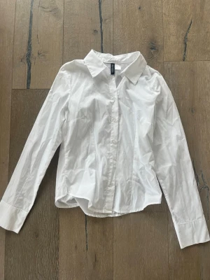 Vit skjorta från H&M Divided - Fräsch vit skjorta från H&M! Passar till allt💗🌸