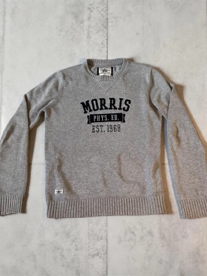Grå tröja från Morris med tryck - Grå långärmad tröja från Morris med svart broderat tryck på bröstet: 'Morris Phys. Ed. Est. 1968' lägg gärna prisförslag de flesta kommer accepteras det är bara o skriva om de är nåt
