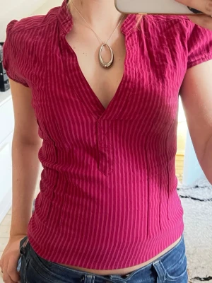 Röd randig blus  - Snygg randig blus från Hm. Sitter som storlek S 