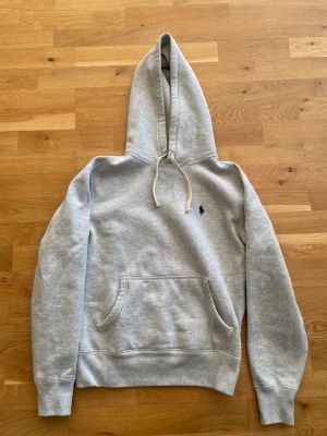 Grå Ralph lauren hoodie  - Säljer denna skit feta Ralph Laurenn hoodie i storlek XS passar dig som är under 170 bäst, fint skick 