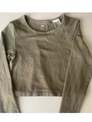 NY! croppad träningstopp  - Oanvänd! ribbad tränings croppad topp från H&M i ljusgrön färg. Ä 