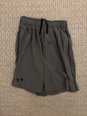 Grå träningsshorts från Under Armour - Tja! Säljer dessa riktigt snygga träningsshorts ifrån Under armour! Storlek M | Hör av er vid minsta fundering🙌