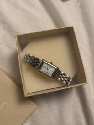 Mockberg klocka timeless  - Fin klocka från mockberg köptes för 1899 säljs för 950! Skriv vid funderingar 💞💞