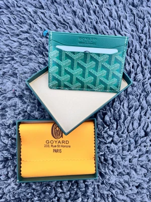 grön plånbok - tja, säljer en riktigt fett plånbok, den är i grön, box medföljer. Skriv om du har några funderingar :)