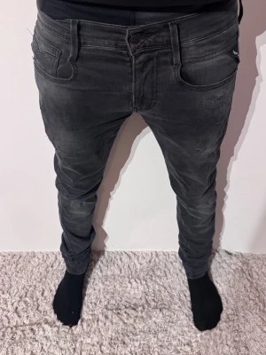Replay hyperflex Jeans - | Skick : 8/10 | Färg: Grå | Modell: 174cm, 64kg | Vad inkluderas: Enabrt jeansen | Nypris: 1 800kr | 
