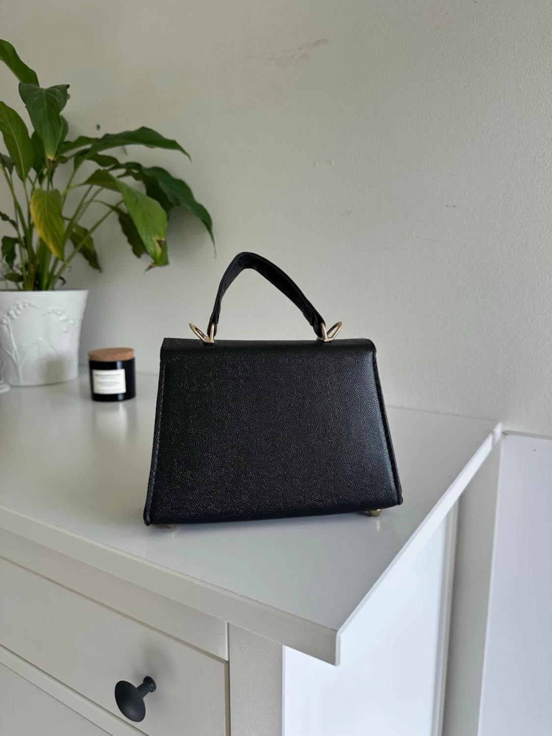 Svart minihandväska med gulddetaljer - 1