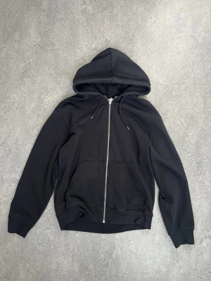 Svart zip hoodie från weekday - Svart zip hoddie från Weekday i storlek S. Nyskick då den endast används en gång. Nypris 600kr. Säljer för 400kr. Billigare vid snabb affär