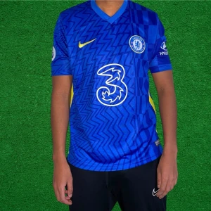 Chelsea Tröja, Lukaku#9, Storlek L - Helt ny, högkvalitativ replika. Modellen är 175 cm lång och bär storlek S på bilden. Pris: 349 kr. Leverans: Skickas inom 24 timmar. Notera: Begränsat antal- först till kvarn 