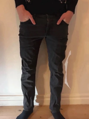 Lee jeans - Säljer ett par snygga jeans i bra skick. Väldigt skön passform och passar till många outfits. Använda men fortfarande mycket kvar att ge.  Storlek: W28 Skick: Bra skick    Hör av dig vid frågor eller om du vill ha fler bilder. Kan även göra paketpris om du köper flera plagg.