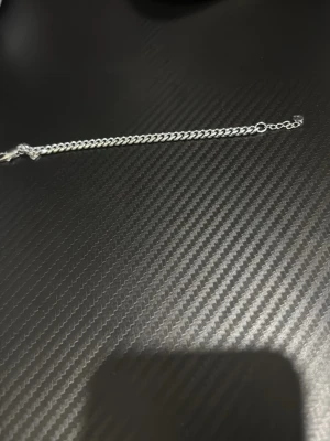 Tunt silverfärgat kedjearmband - Snyggt och enkelt armband i silverfärg med tunn kedja och justerbar längd. Perfekt att bära ensam eller att kombinera med andra armband för en personlig stil. Metallmaterial och klassisk design utan extra dekorationer. 16 cm lång och 5 cm bred
