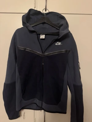 Mörkblå nike tech  - Mörkblå nike tech 