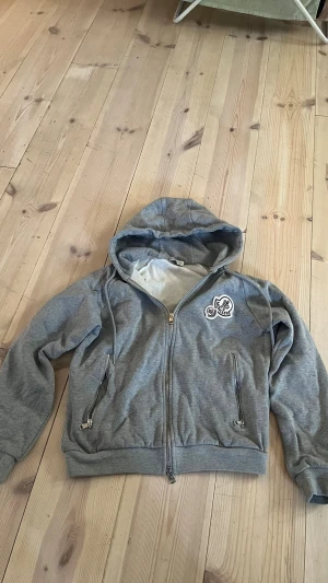 Moncler zip hoodie  - Fint skick, använd ca 5/7 gånger. Nfc scannar ✅vid frågor eller funderingar dm! Storlek s men passar xs!