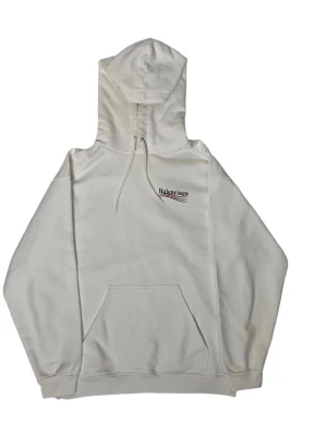 Vit Balenciaga hoodie, storlek S passar M - Märke: Balenciaga Kön: Herr Skick: Mycket fint skick Kategori: Hoodie Storlek: S passar M  Material: Bomull Medföljer:  Endast hoodien  Estimerat butikspris: 11 200kr Färg: Vit