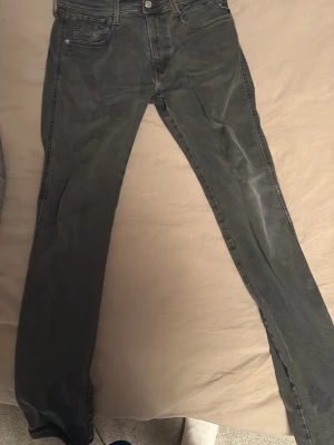 Svarta replay jeans  - Säljer ett par svarta slim fit jeans från replay riktigt feta men har tröttnat på dom så därför säljer 