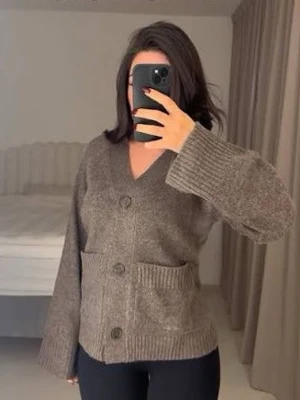 Brun stickad kofta  - Mysig brun stickad kofta med v-ringning och stora knappar framtill. Perfekt för lager-på-lager och enkel att matcha med jeans eller leggings.