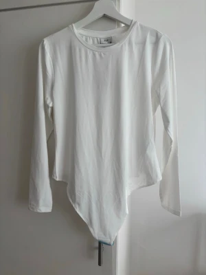 NY! Vit långärmad body  - OANVÄND! Vit body 