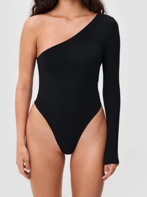 Svart one shoulder body - Stilren svart body med one shoulder design som ger en trendig look. Tillverkad i modal och elastan för en tight passform. Perfekt att matcha med höga jeans eller kjol. Skicket är mycket bra, inga slitningar eller skador. Nypris 649 kr.