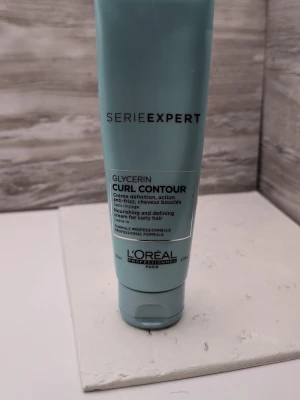 L'Oréal serie expert Glycerin Curl Contour kräm 150ml ca 75% kvar - Närande och definierande leave-in kräm för lockigt hår. Motverkar friss och ger mjuka, definierade lockar. Enkel att applicera och behövs bara en liten klick i blött hår samt har 250C° heatoritection. Tynger inte ned och luktar milt. 
