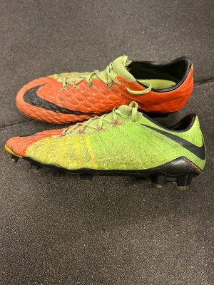 Nike Hypervenom grön/orange fotbollsskor - Säljer ett par unika fotbollsskor som inte längder går att få tag i helt nya i så här bra skick. Nike hypervenom.