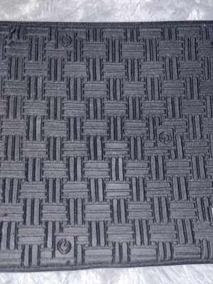 Svart laptopfodral med mönster - Säljer ett svart laptopfodral med ett coolt rutmönster på ena sidan och slät baksida. Fodralet har dragkedja upptill och är gjort i ett mjukt, vadderat material som skyddar datorn. Perfekt för dig som vill ha en stilren och enkel look till din laptop.