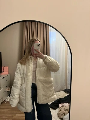 Sandro jacka - Fin jacka från sandro. Fläckig på ena ärmen 