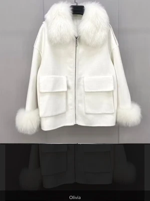 Vit pälsjacka - Selger denne super fine jakka fra ssshop i Olivia i str s🤍Den er veldig pent brukt og har ingen skader🫶🏼