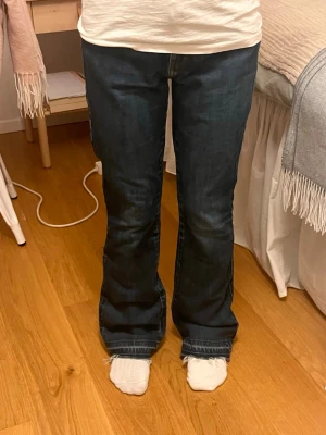Lågmidjade bootcut jeans  - Säljer ett par mörkblå jeans från Lee. Lågmidjade med bootcut – superfin passform och väldigt trendiga just nu. Mörk “dark wash” denim som passar till allt. Perfekta om man gillar 90s / y2k stil. W28 L33. y2k, 90s, vintage, bootcut, low rise, dark wash, flare