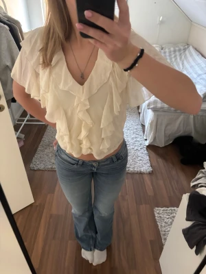 Cremevit blus från Kappahl🤍 - Oanvänd blus från Kappahl i storlek S. Säljer då den inte kommer till användning 💕