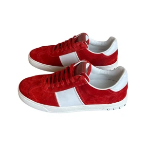 Valentino - Valentino flycrew sneakers. Helt nya med Dustbag. Storlek 41, väldigt svåra att få tag på då de slutats tillverkas, kanske de sista nya paret ? Pris 4290kr finns att köpa på våran hemsida, Fashionels.com