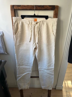 BOSS linnebyxor US 38R (M/L) - Linnebyxor köpta i USA i nyskick med tapered fit.  Innerbenslängd: 75 Midja rakt över: 47