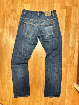 Nudie Jeans Dry Heavy Selvedge jeans  - Säljer nu dessa feta Nudie Jeans Dry Heavy Selvedge jeans med sjuk fade på bakfickorna och framficka! Dessa är Heavy Selvedge model och kommer då få fetare fade med tiden! Storlek 32/34! Grymt skick och model thin Finn som är slim fit! Skriv gärna vid frågor!👌