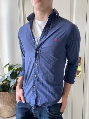 Ralph lauren skjorta  - Ralph lauren skjorta, Inga defekter! Modellen i bilderna är 180 cm 75 kg och bär Storlek S , Kom med frågor! 🌟 (Kan gå ned i pris vid köp av paket 😉) 