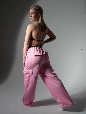 Rosa cargobyxor med fickor - Helt nya. Säljer då dom inte passade. Storlek XS regular. Men skulle säga att dom passar mer som S. Säljer i svart och gå också! 