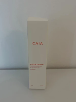 NY! CAIA Clean Therapy Cleansing Balm. Full size! - Helt ny! CAIA Clean Therapy Cleansing Balm är en ansiktsrengöring för torr och känslig hud. Kommer i en stilren, ljusbeige förpackning med röd text. Produkten är en balm som smälter bort smink och orenheter och lämnar huden mjuk och återfuktad.