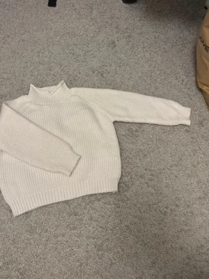 Topp bebis 9-12 mån - Stickad tröja i storlek 9-12 månader. 