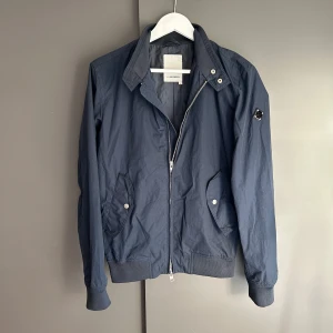 J.lindeberg Jacka - Mycket fint skick, inga defekter. Storlek XS passar dig som är mellan 173-183cm. Nypris ca 2500 kr  Passar bra nu till sen sommar/höst. Skriv för mer information!🤝