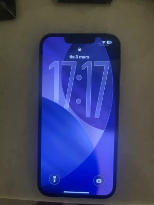 iPhone 13 128GB – Funkar perfekt, endast sprucken baksida - Säljer min iPhone 13 128GB. Allt fungerar som det ska – kameror, Face ID, högtalare, appar och samtal. Den laggar inte och fungerar hur bra som helst.  Batterihälsa: 82% Optimerad batteriladdning är på.  Det enda som är dåligt är att baksidan är sprucken. Det påverkar inte funktionen alls.  Perfekt mobil om du vill ha en billig iPhone 13 som funkar utan problem.  Hör av dig vid intresse 😊 