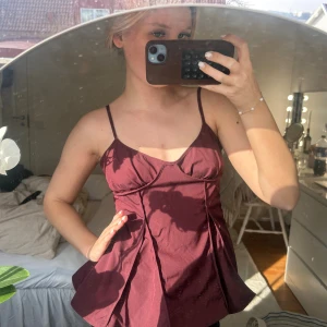 Vinröd  linnetopp med tunna axelband - Säljer denna fina vinröda topp, passar perfekt till mycket!  Går att schystera axelbanden  Säljer för storleken inte passade mig riktigt. Därutav är den aldrig använd ♥️