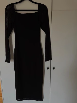 Midi klänning, Mesh armar, BOOHOO - Säljer denna figursydda klänning med mesh armar, endast använd en gång och därför i perfect skick👌Klänningen är köpt på Boohoo💕💕