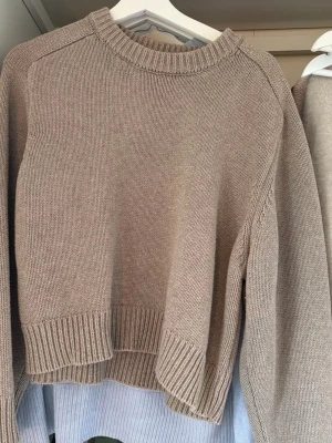 Beige stickad tröja från C.W. - Säljer en beige stickad tröja från C.M. i storlek S. Tröjan har rund halsringning, ribbade muddar vid ärmslut och nederkant samt en rak, avslappnad passform. Perfekt att matcha med jeans eller kjol för en enkel och snygg look.