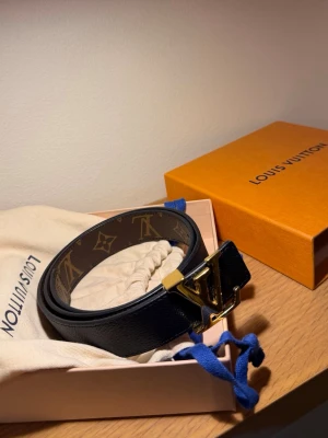 Louis Vuitton 30mm reversible monogram belt  - LV Initials 30MM Reversible Belt with Monogram Canvas – storlek 75 (minsta storleken)  Nypris: 5 450 kr. Bältet är mycket sparsamt använt och i nästintill nyskick. Det finns några små repor som endast syns vid närmare granskning.  Pris kan diskuteras. Originalkvitto finns. Dust bag och originalkartong ingår🫶🏽  Kan även mötas upp i Stockholmsområdet vid snabb affär💕
