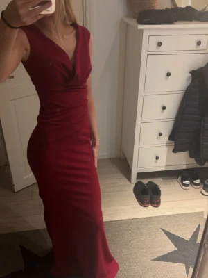 Vinröd balklänning - Sååå fin balklänning i vinröd färg! Hade denna i 9an på min bal och älskade verkligen klänningen! Jag har tyvärr ingen användning för denna längre eftersom inga tillfällen passar till att använda den, har du bal snart? Kika in denna💗 endast använd 1 gång då också! Kan diskutera pris💕Står inte storlek men skulle säga XS/S
