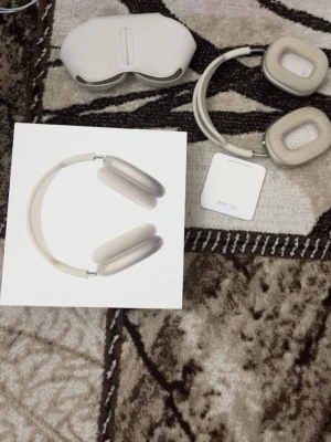 Apple AirPods Max i silver - Snygga Apple AirPods Max i silver med mjuka öronkuddar och justerbart huvudband. Over-ear design med aluminiumkåpor och mesh-material på huvudbandet. Kommer med originalförpackning och smart case. Perfekta för musik, gaming och videos.