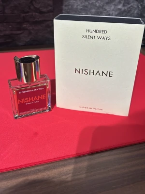 Nishane Hundred Silent Ways Parfym - Försöker sälja min lilla kollektion eftersom jag inte direkt är lika intresserad av parfymer längre. Det är en väldigt exklusiv doft från Nishane med en ganska stark persika not, den ger en väldigt varm känsla och fungerar mycket väl på höst och vinter. Som det går att se på bilden är den knappt använd. Skriv gärna om ni vill ha fler bilder eller om ni har allmänna frågor. Pris går också att diskuteras