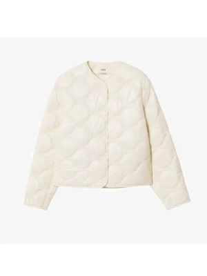 Mango jacka - Mango quiltad jacka i cremevit – storlek S  Beskrivning: Stilren quiltad jacka från Mango i en fin cremevit färg. Lätt vadderad modell med rund hals och knäppning framtill som ger en minimalistisk och trendig look.  Perfekt som vår- och höstjacka eller som ett extra lager över en stickad tröja. Väldigt lätt att matcha till både jeans, kjol eller klänning.  Storlek: S Märke: Mango Skick: Väldigt fint skick  📦 Skickas snabbt 💬 Hör gärna av dig vid frågor