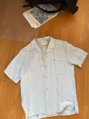 These Glory Days, Kortärmad skjorta  - Snygg skjorta i bra kvalitet från These Glory Days. Nypris 800kr, Köptes från Volt i Nordstan förra sommaren och knappt använts. Storlek S, jag är 180 och väger 70kg så passar dig som är +- 5 på längd och vikt. 