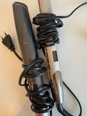 Plattänger från Remington - En vanlig platttång, och en platt tång med lite snurr så det blir lättare att locka. den silvriga har lite repor på själva färgen bara. Säljer båda för 300kr eller 1 för 180kr