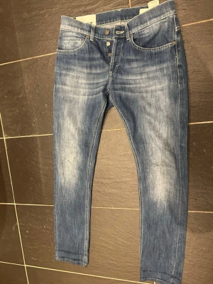 Dondup jeans George  - Ett par stilrena dondup jeans George i nytt skick storlek 30.