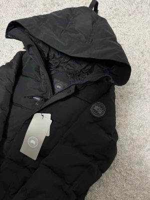 Canada Goose Macmillian Black Label - Tjena, säljer en sprillans ny Canada goose macmillian i storlek L. Jackan är sprillans ny. Har du några funderingar får du gärna höra av dig 🙌.                   