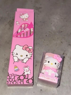 Hello Kitty 12 blyertspennor och suddgummi - Säljer ett set med rosa Hello Kitty-pennor i HB och ett matchande suddgummi med figuren i vitt och rosa. Pennorna har söta Hello Kitty-motiv och suddgummit står det 'Good Luck' på. Perfekt för dig som gillar kawaii och samlarprylar!